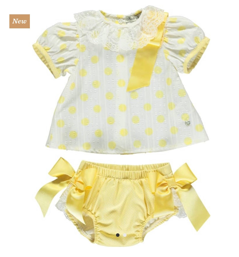 Set Of Two Pieces Of White And Yellow Blouse And Shorts